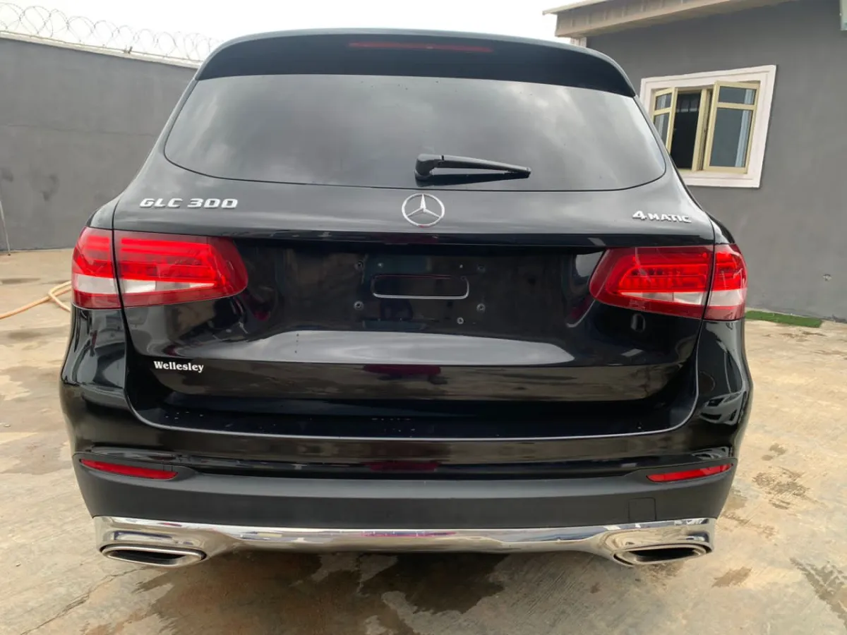 Extremely Clean Tokunbo 2016 Mercedes Benz GLC 300 - Image 2