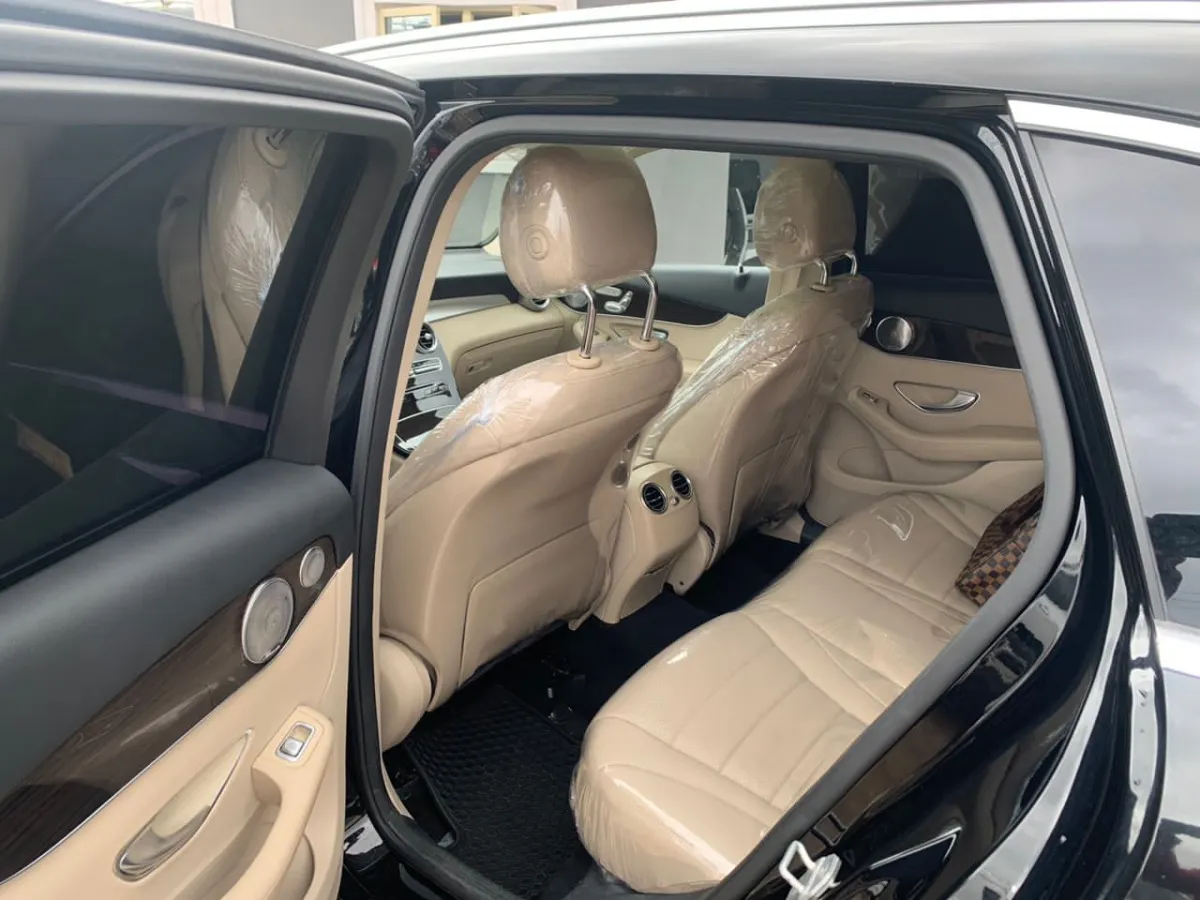 Extremely Clean Tokunbo 2016 Mercedes Benz GLC 300 - Image 3