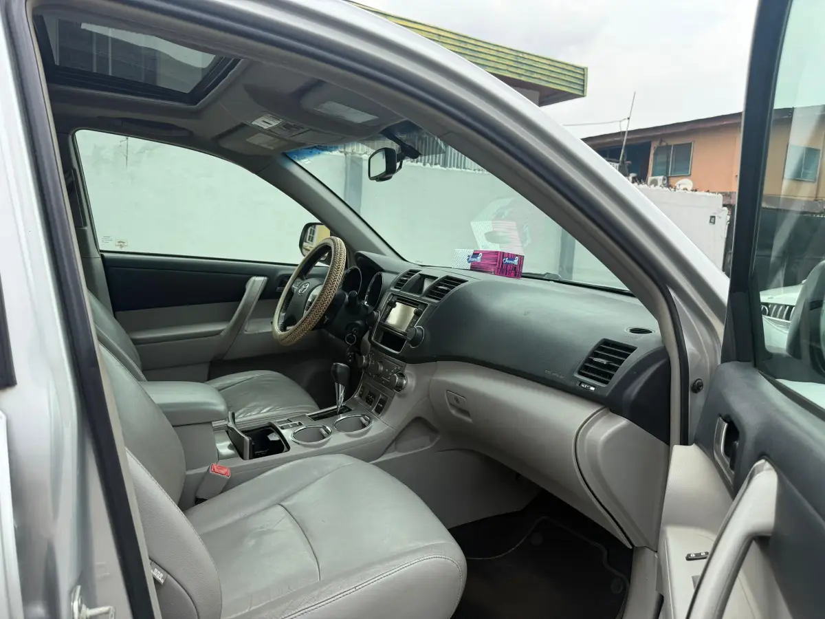 Very clean Toyota Highlander - Image 2