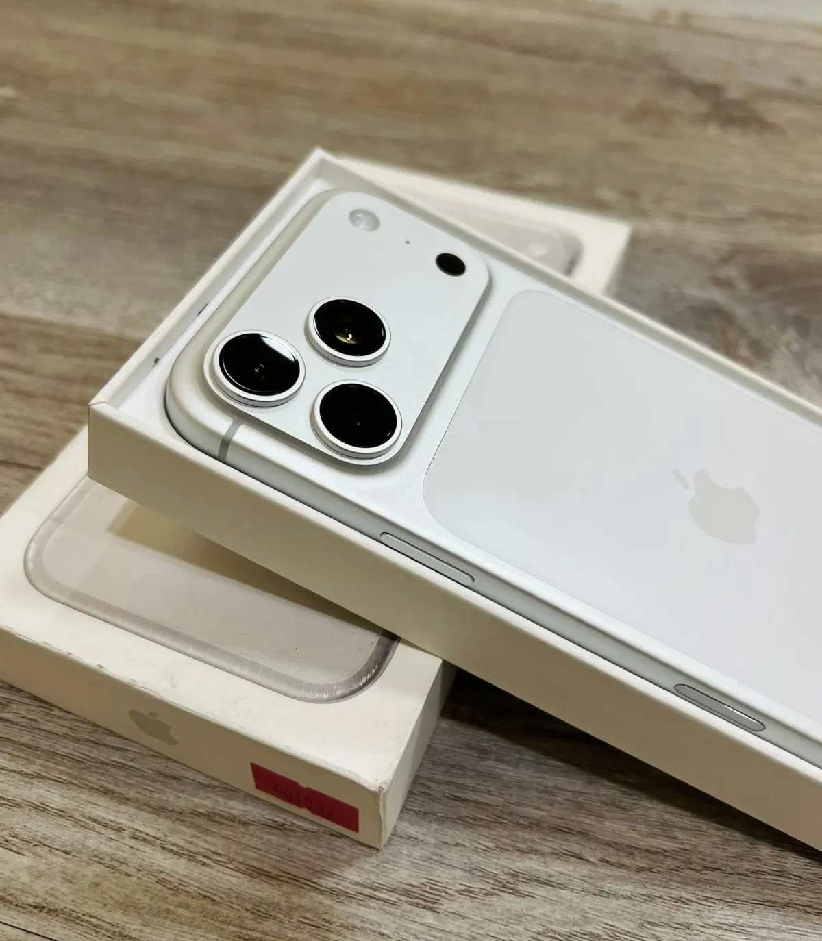 iPhone 17 Promax 256gb Silver in Benin - Image 1