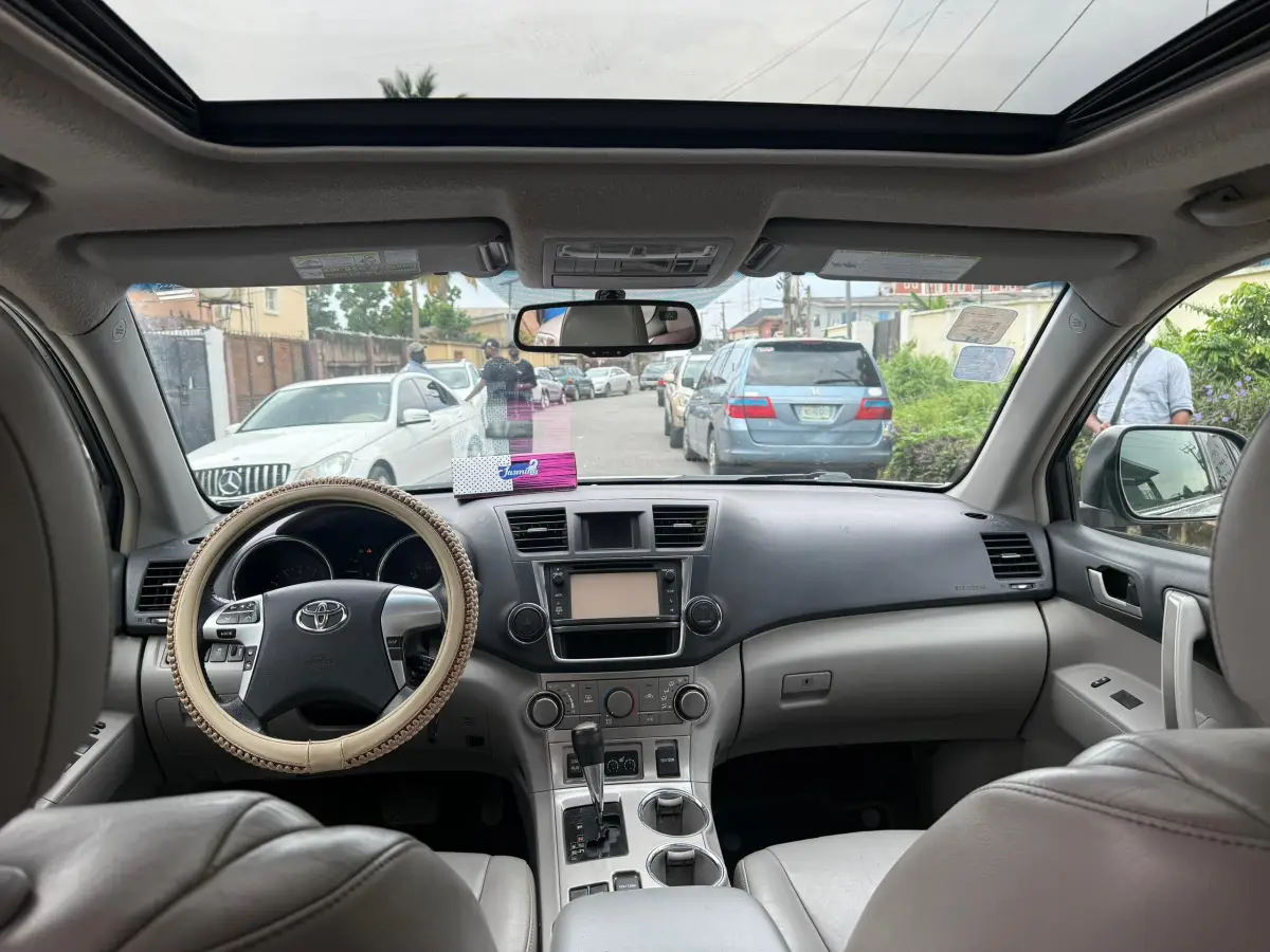 Very clean Toyota Highlander - Image 3