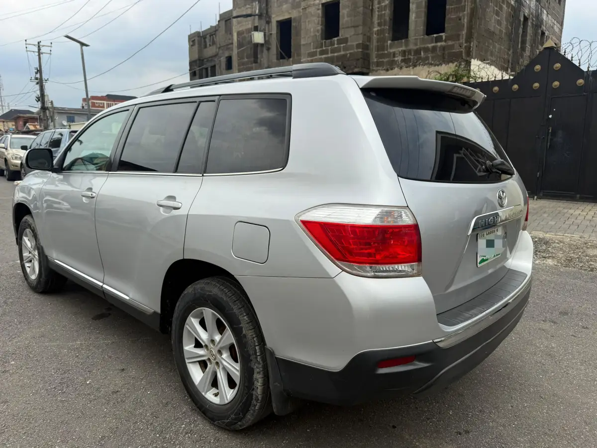 Very clean Toyota Highlander - Image 4