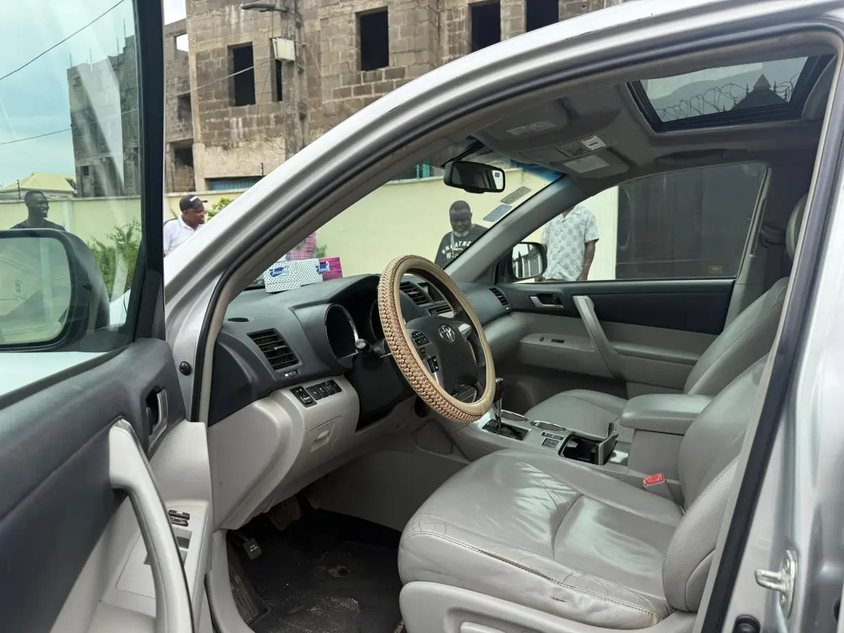 Very clean Toyota Highlander - Image 5