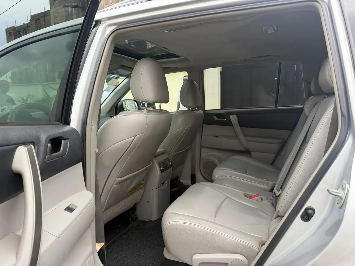 Very clean Toyota Highlander - Image 6