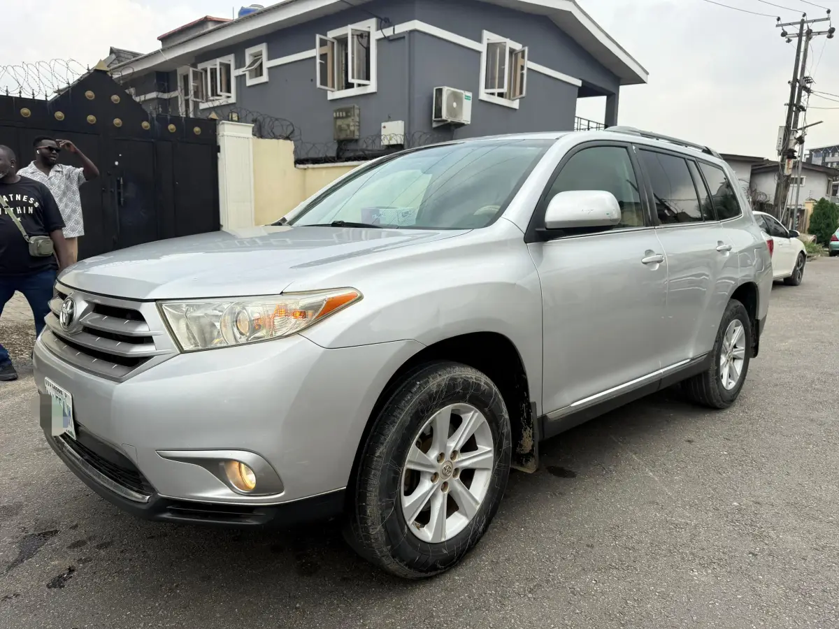 Very clean Toyota Highlander - Image 7