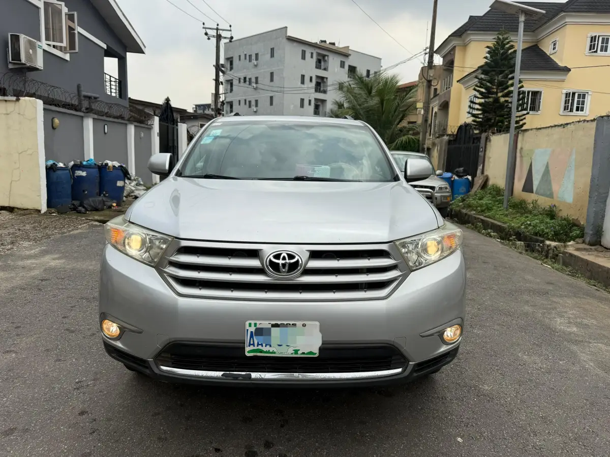 Very clean Toyota Highlander - Image 9