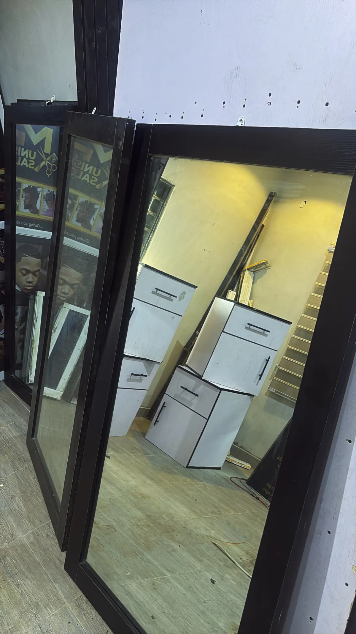 Salon Mirror For Sale, Clean And Durable, With The Wardrobe - Image 3