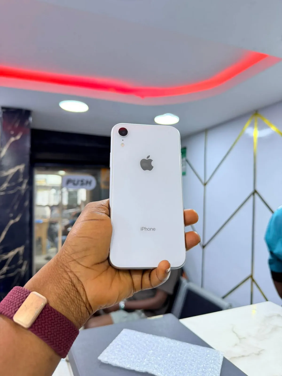 iPhone XR 128GB in Benin - Image 2