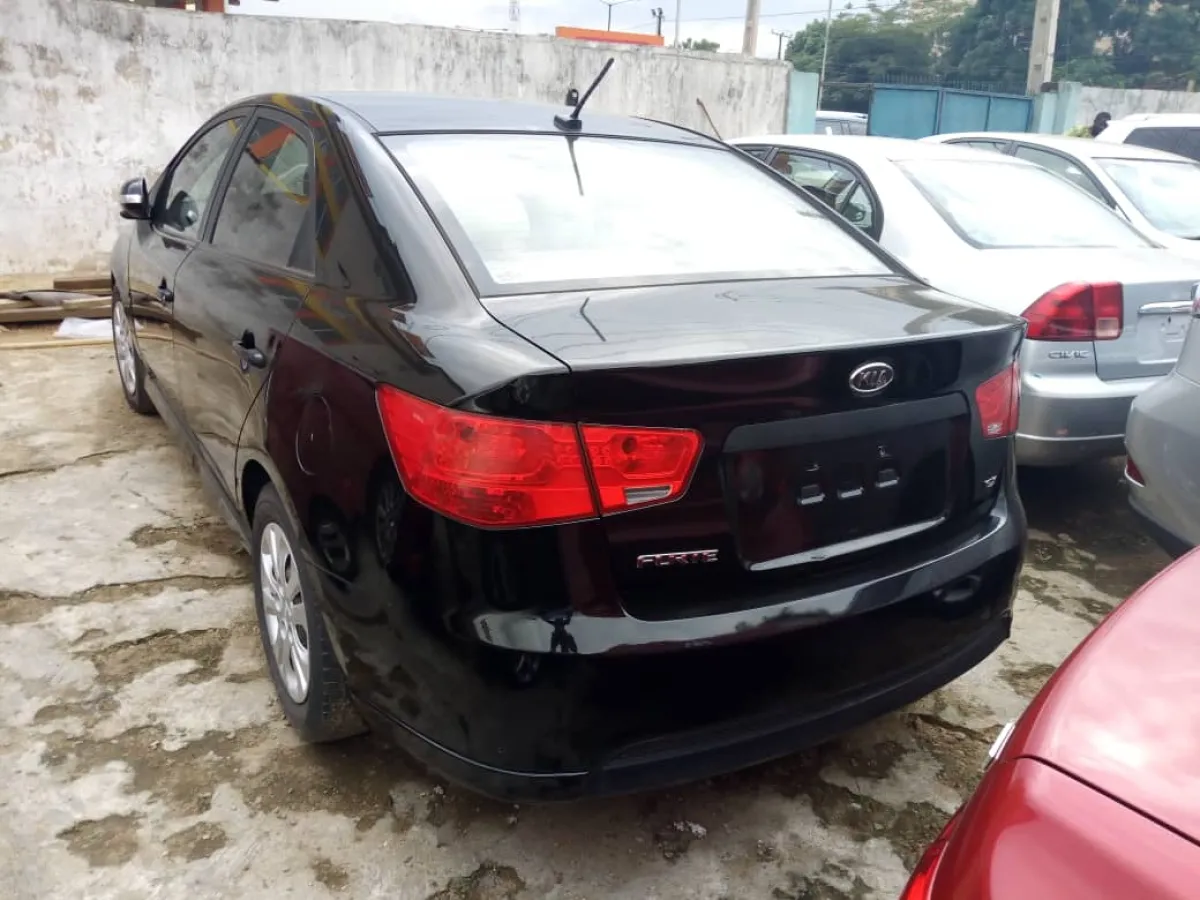 2010 Model kia Forte - Image 2