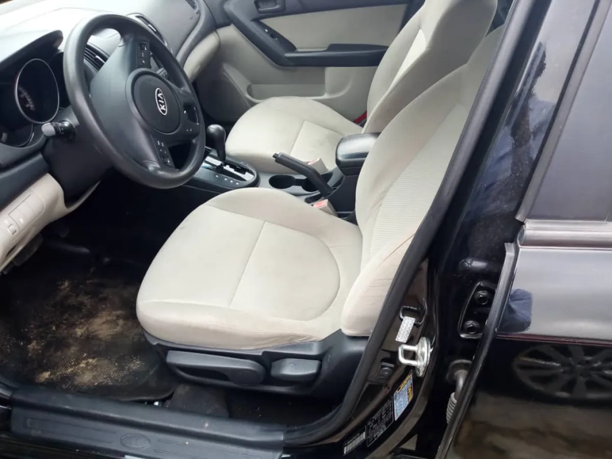 2010 Model kia Forte - Image 4