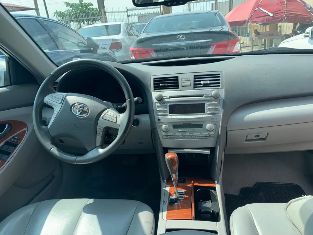 2010 Toyota Camry XLE Fully Loaded - Image 4