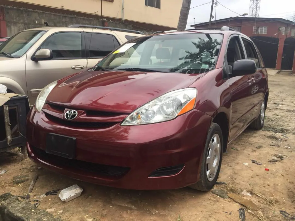 Tokunbo 2006 Toyota Sienna CE Available - Image 1