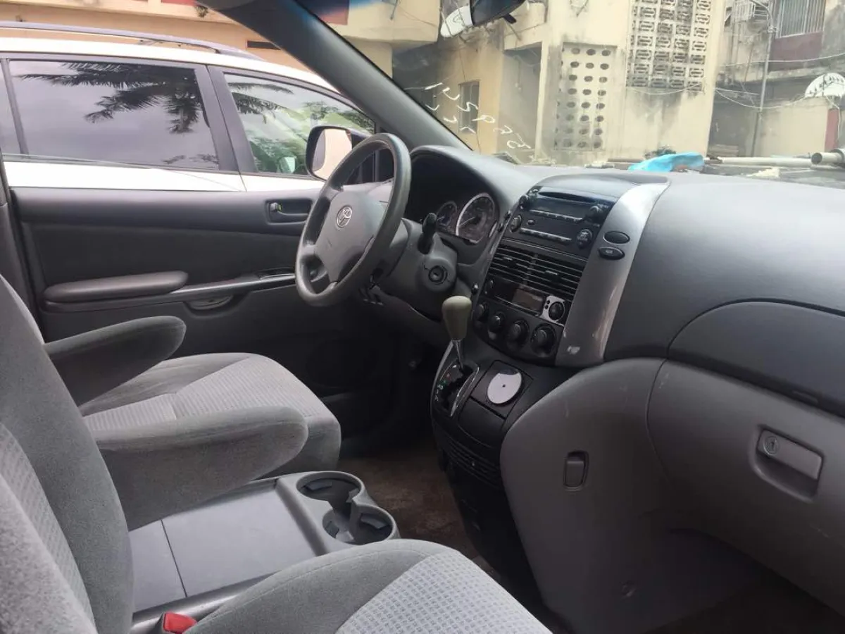 Tokunbo 2006 Toyota Sienna CE Available - Image 3