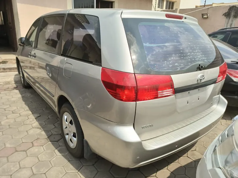Toyota Sienna 2004 Model