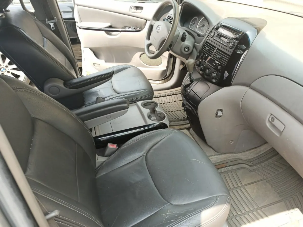 Toyota Sienna 2004 Model - Image 4