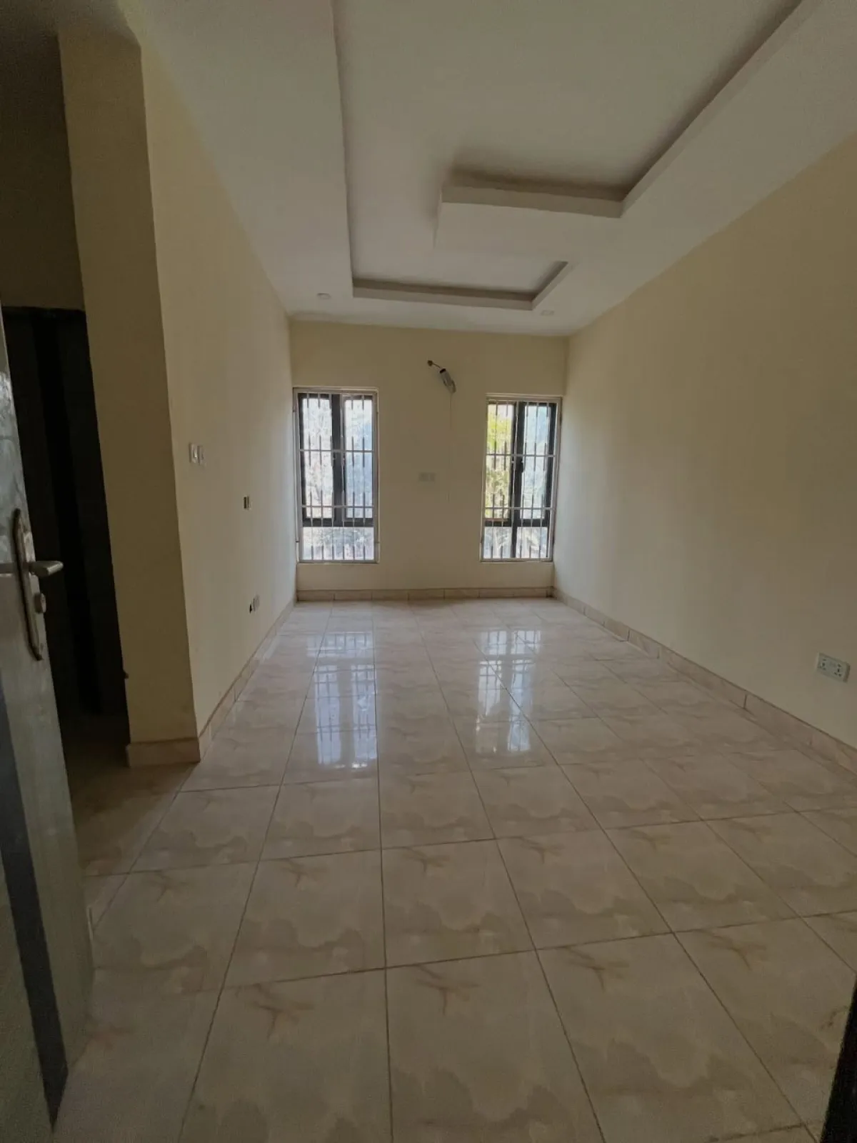 SPACIOUS 3 BEDROOM APARTMENT FOR SALE - Image 4