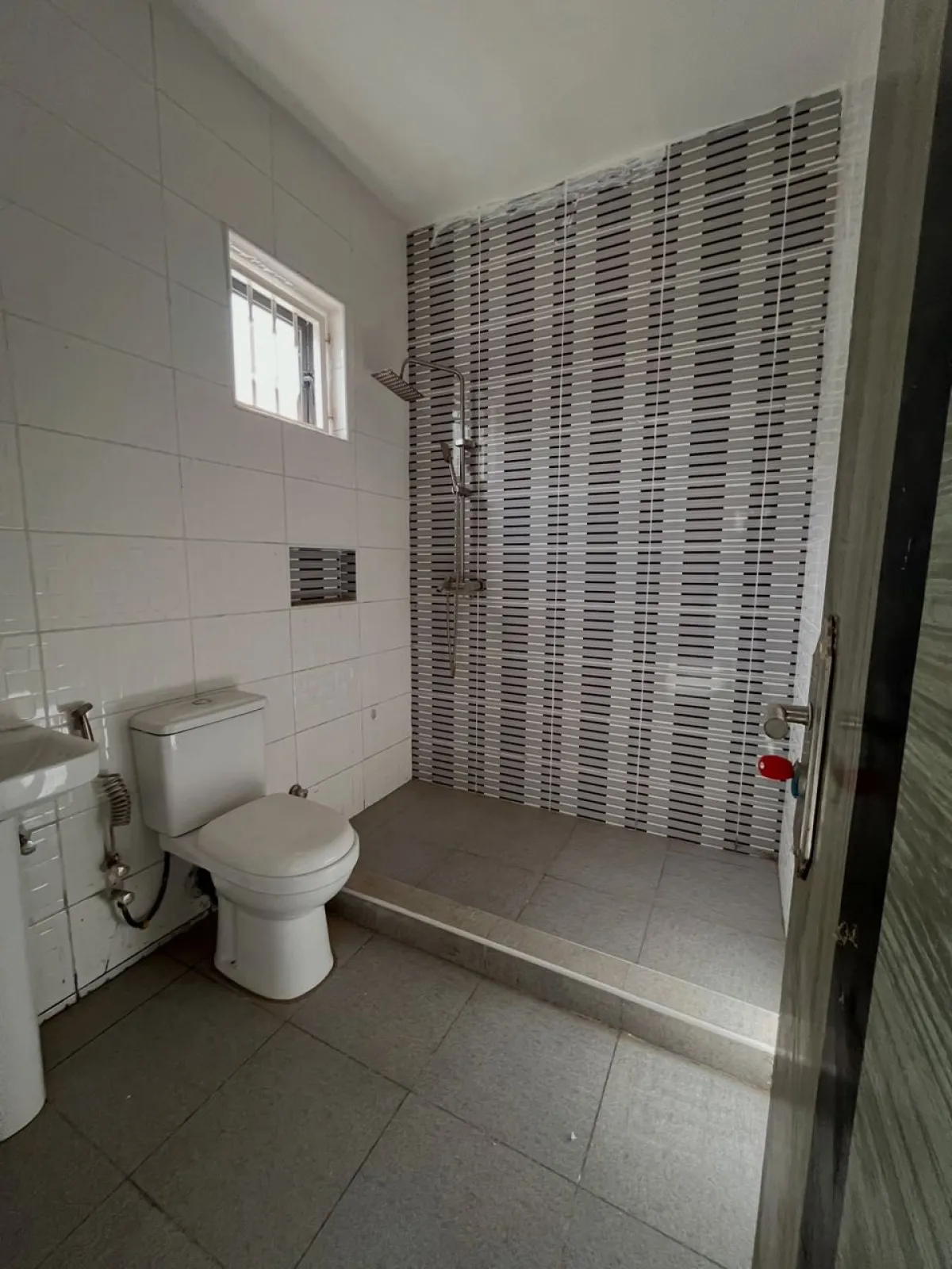 SPACIOUS 3 BEDROOM APARTMENT FOR SALE - Image 7