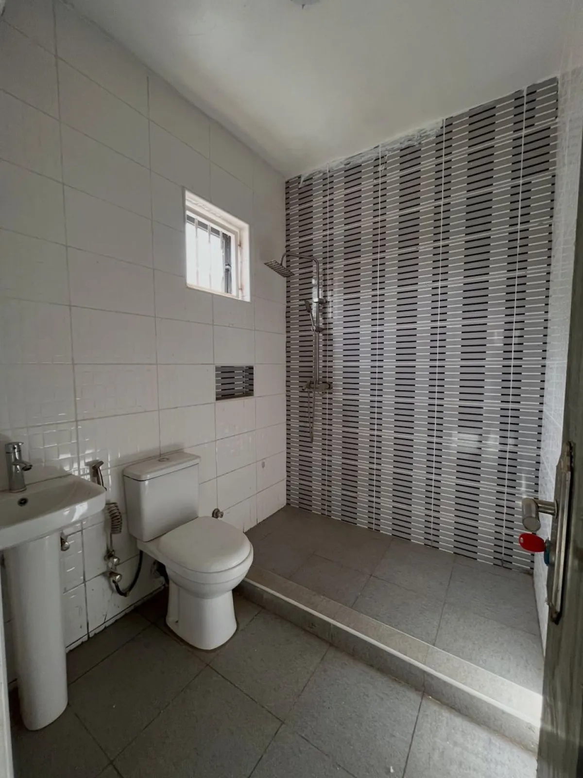 SPACIOUS 3 BEDROOM APARTMENT FOR SALE - Image 8