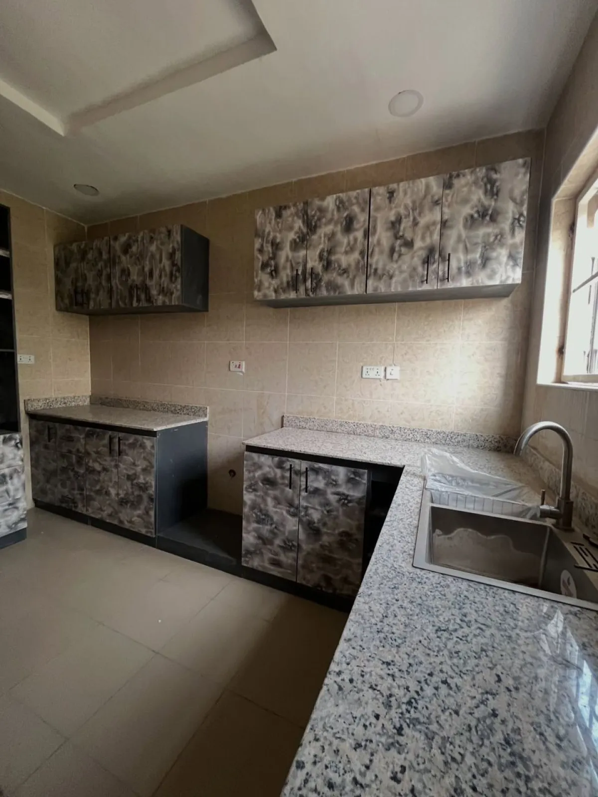 SPACIOUS 3 BEDROOM APARTMENT FOR SALE - Image 9