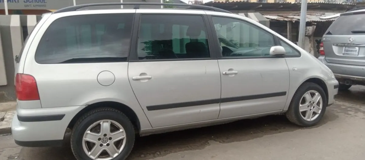 Clean sharp Volkswagen Sharan for sale - Image 4