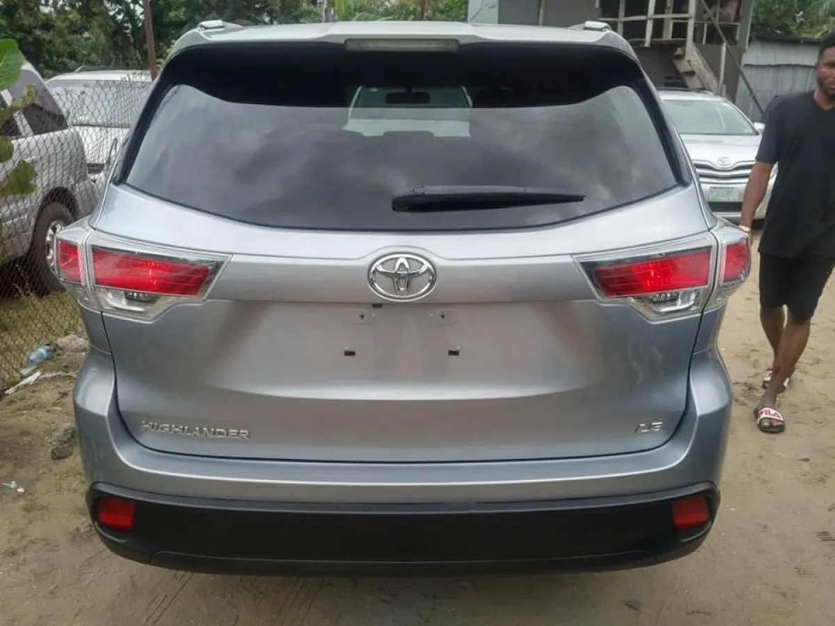 Foreign 2015 Toyota Highlander LE - Image 1