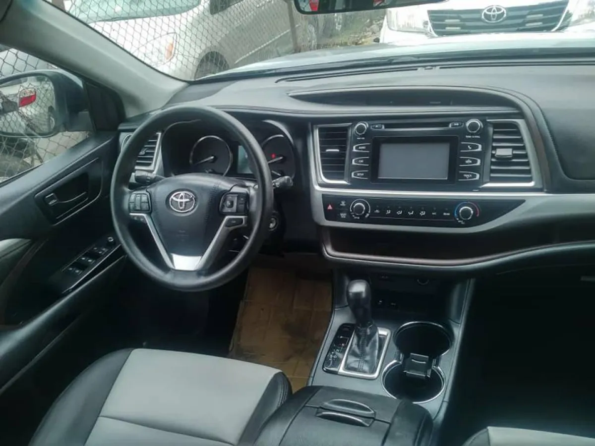 Foreign 2015 Toyota Highlander LE - Image 3