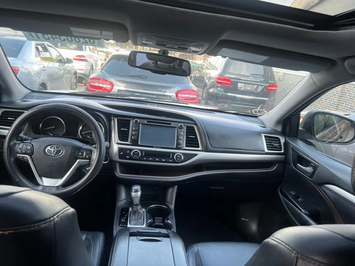 Direct Tokunbo 2015 Toyota Highlander XLE Fullest Options, Clean And Sharp - Image 4