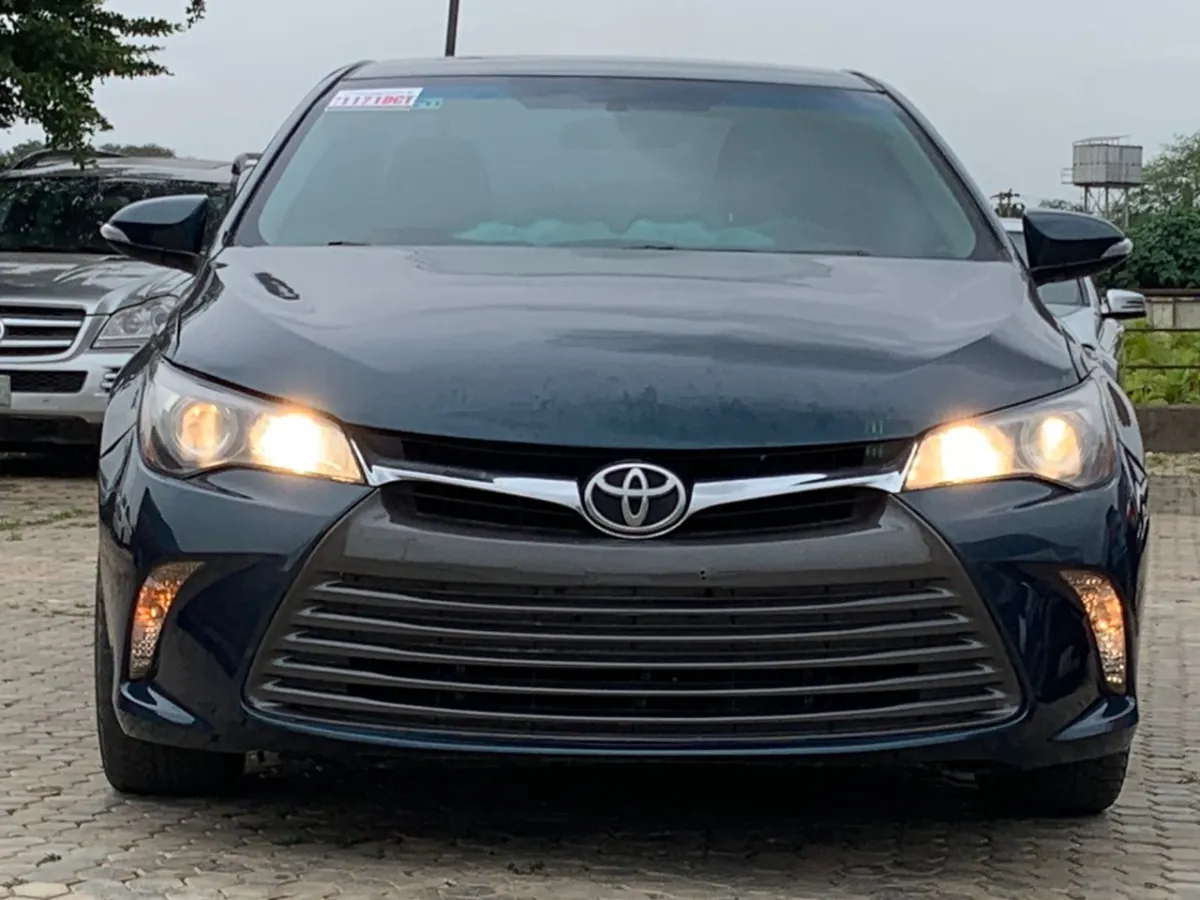 Super Clean Toks Standard 2015 Toyota Camry Se - Image 1