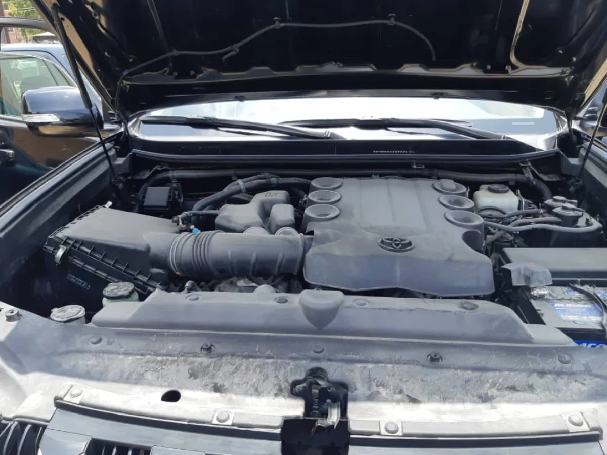 2015 Toyota Land Cruiser Prado VX. L - Image 2