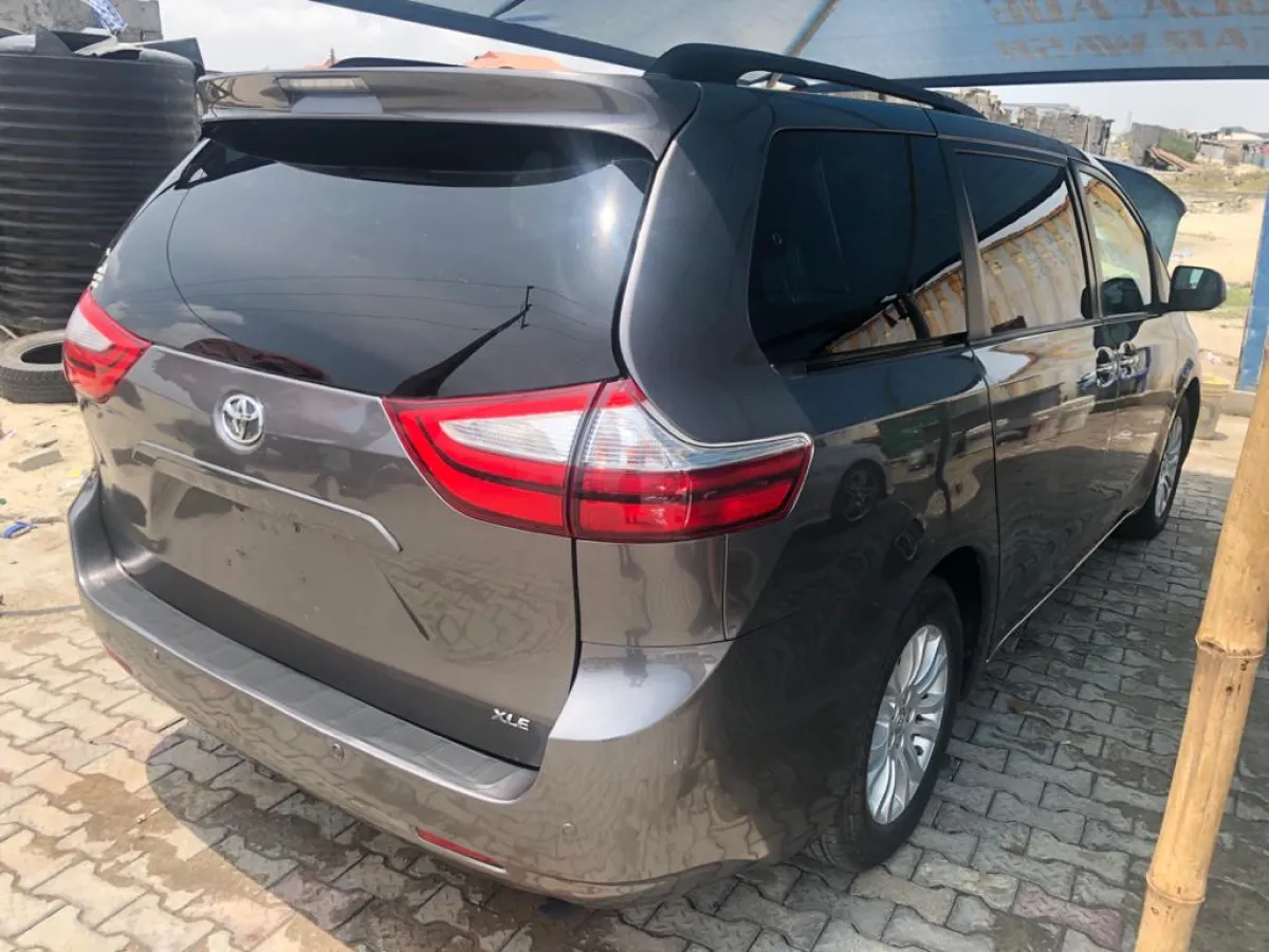 2015 Toyota Sienna Tokunbo Full Option - Image 1