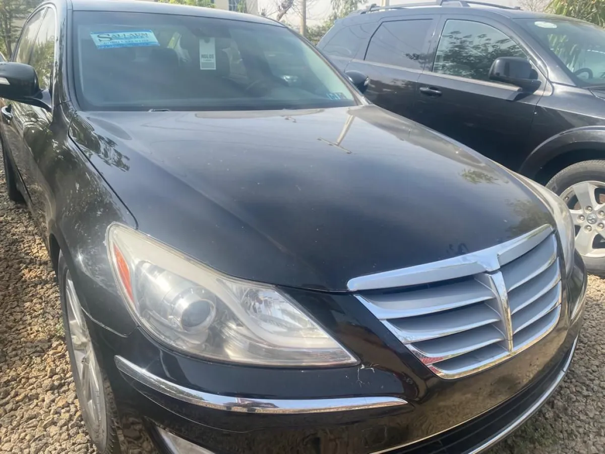 Distress Sale 2012 Hyundai Genesis - Image 2