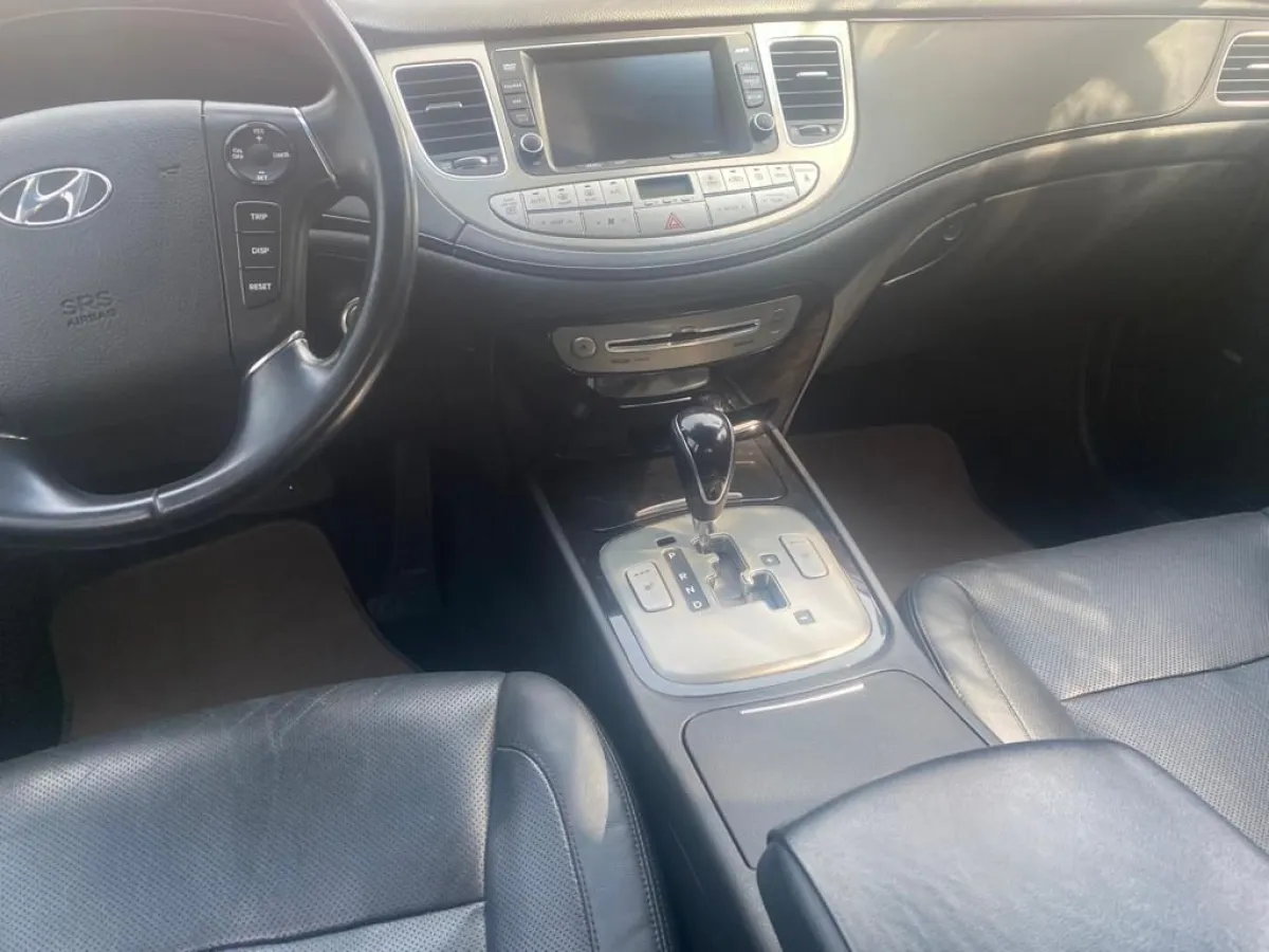 Distress Sale 2012 Hyundai Genesis - Image 4