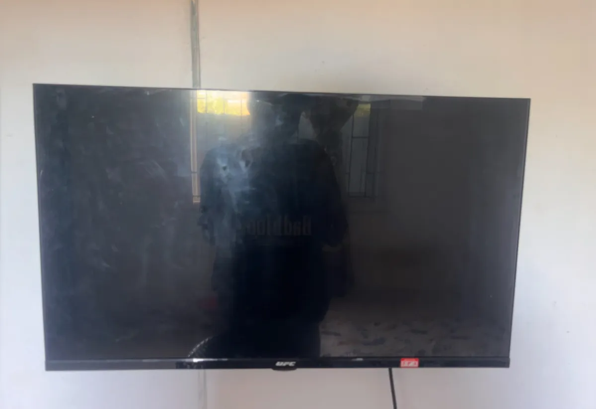 32inch smart UFC Tv - Image 1