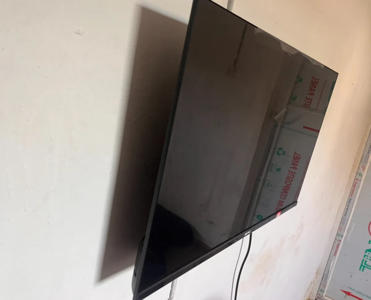 32inch smart UFC Tv - Image 3