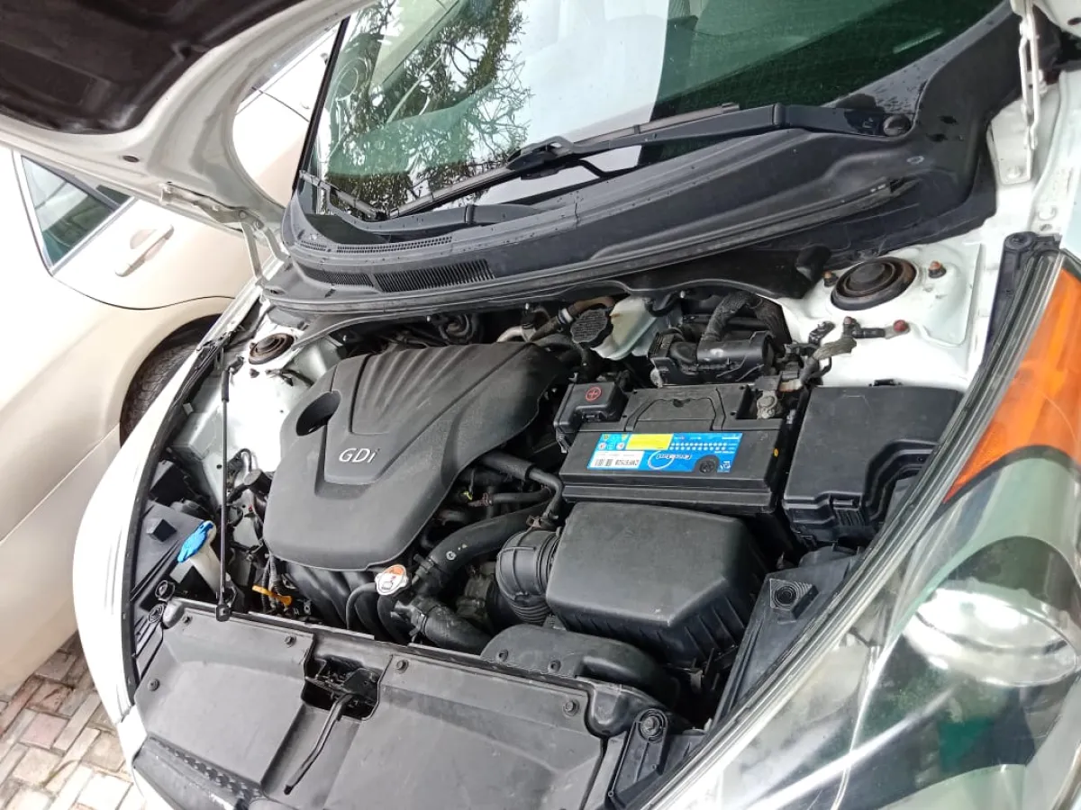 2012 Hyundai Veloster White - Image 2