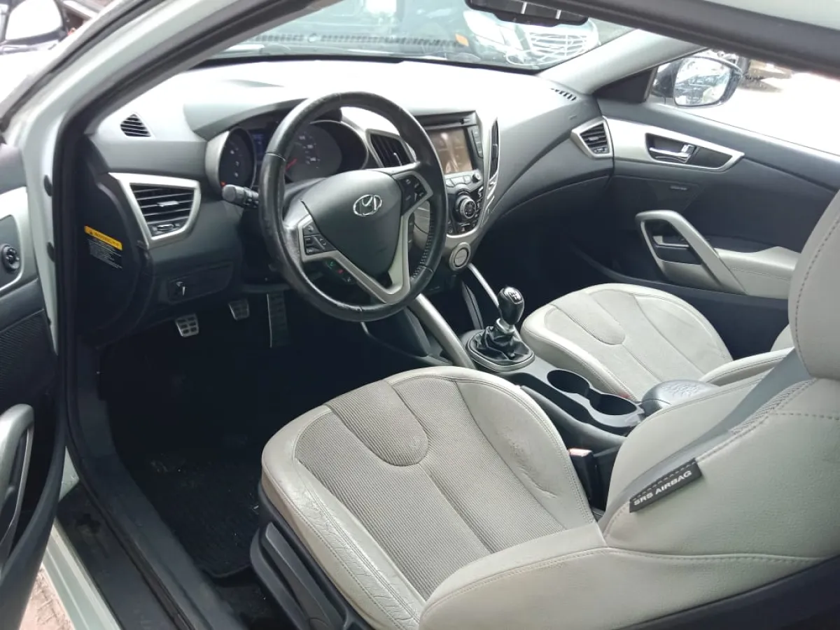 2012 Hyundai Veloster White - Image 4