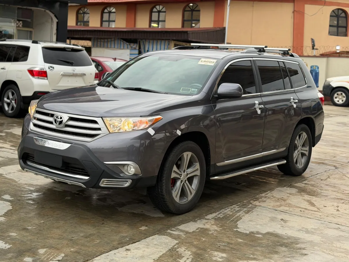 Few Months Used Toyota Highlander 2013 Limited Edition - Image 2