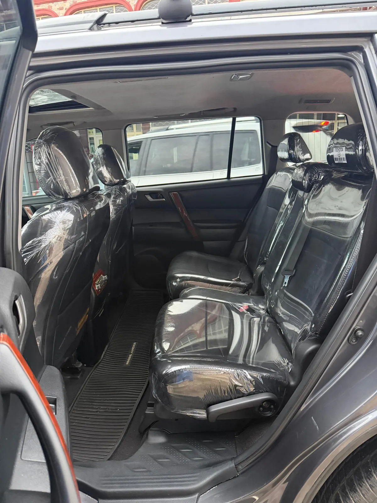 Few Months Used Toyota Highlander 2013 Limited Edition - Image 6