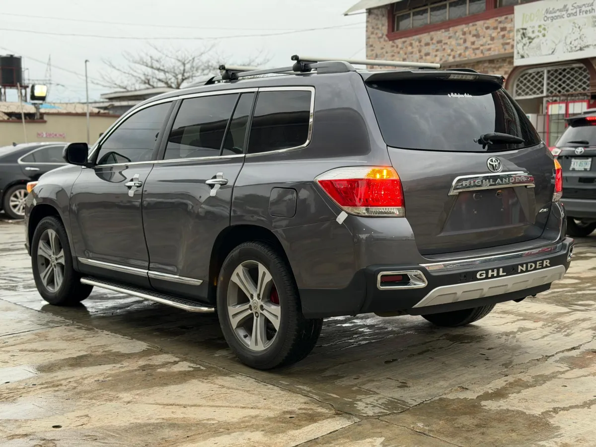 Few Months Used Toyota Highlander 2013 Limited Edition - Image 9