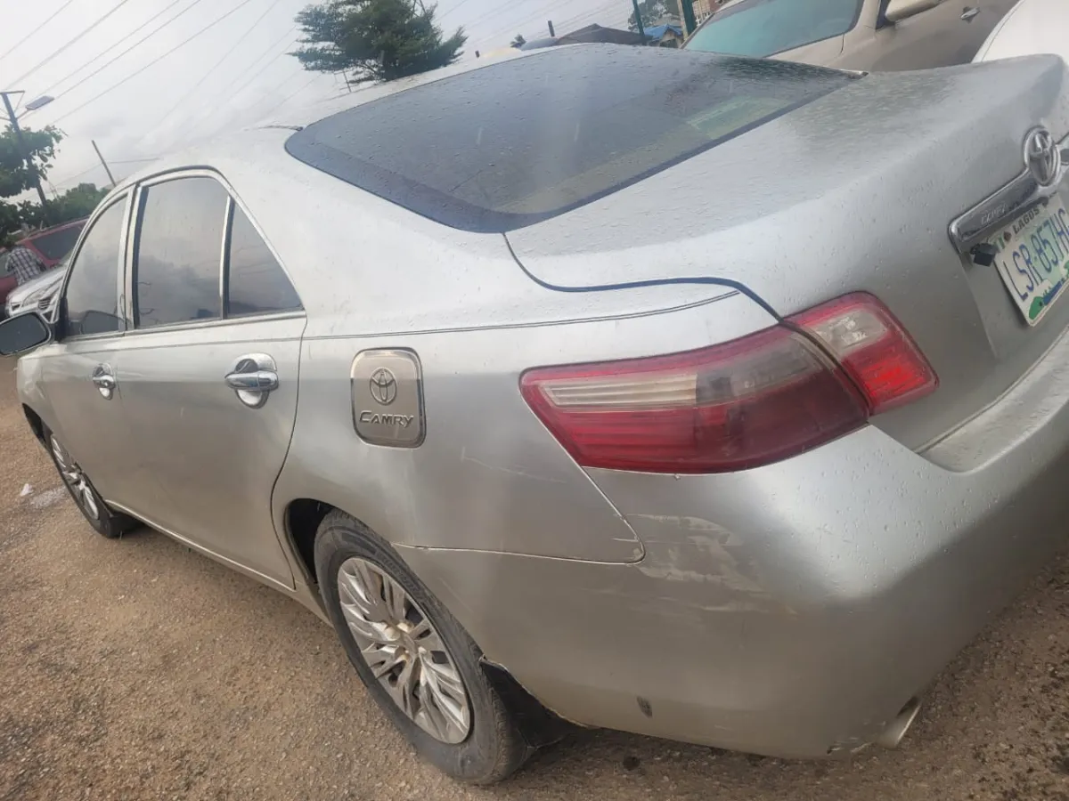 Toyota Camry XLE 2004 model - Image 5