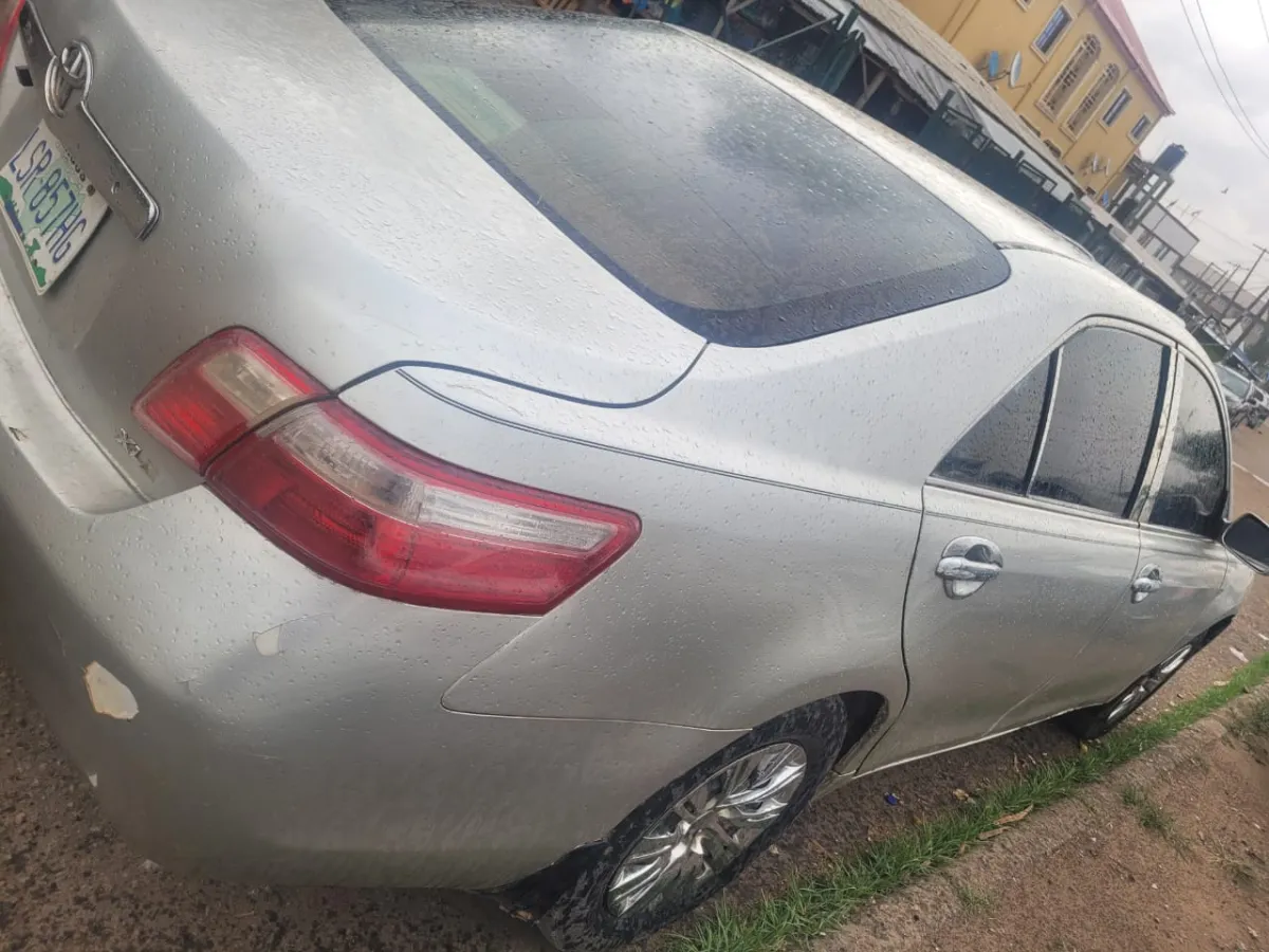 Toyota Camry XLE 2004 model - Image 6