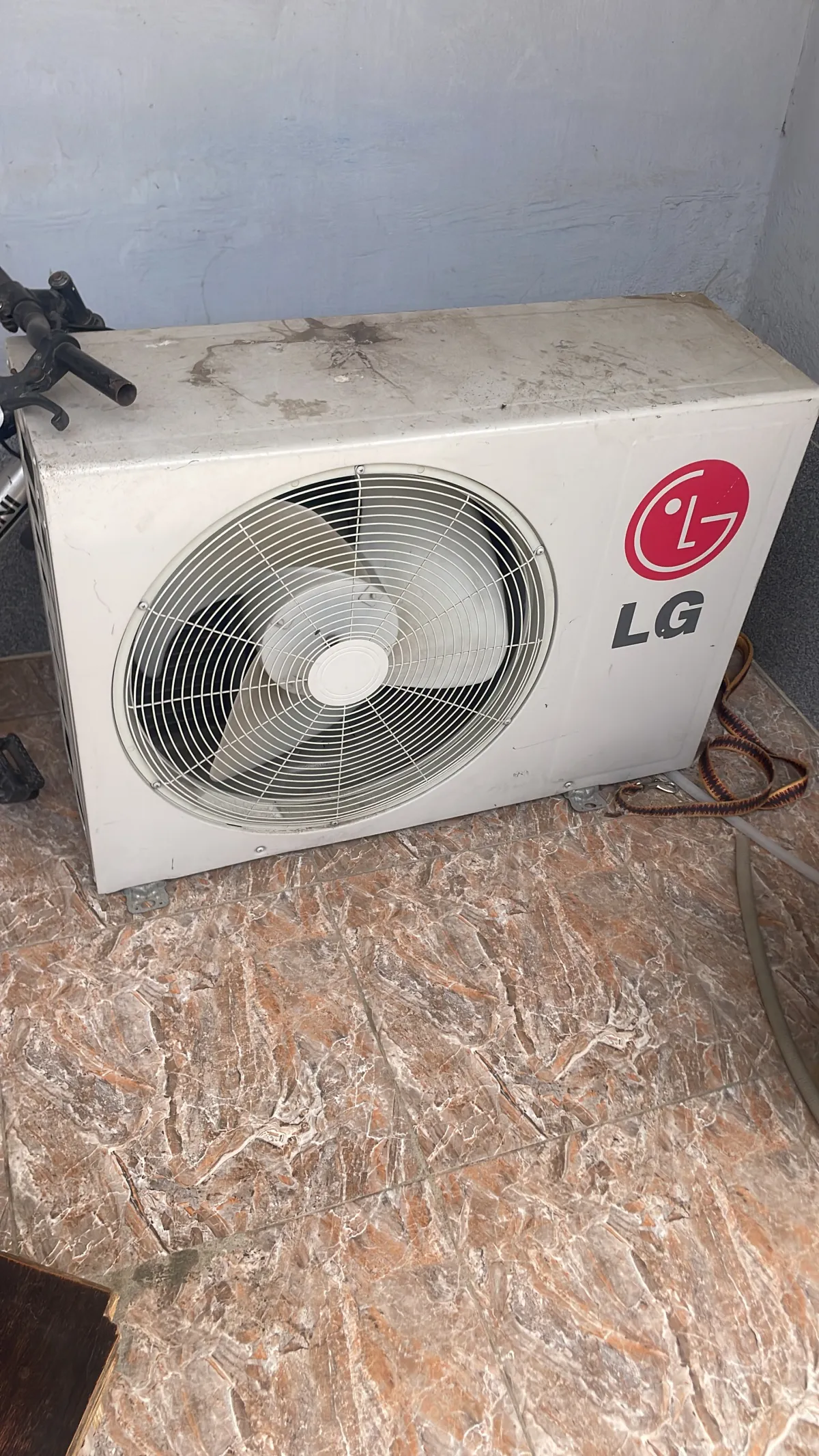 Whisen LG 2. 5hp standing AC - Image 2