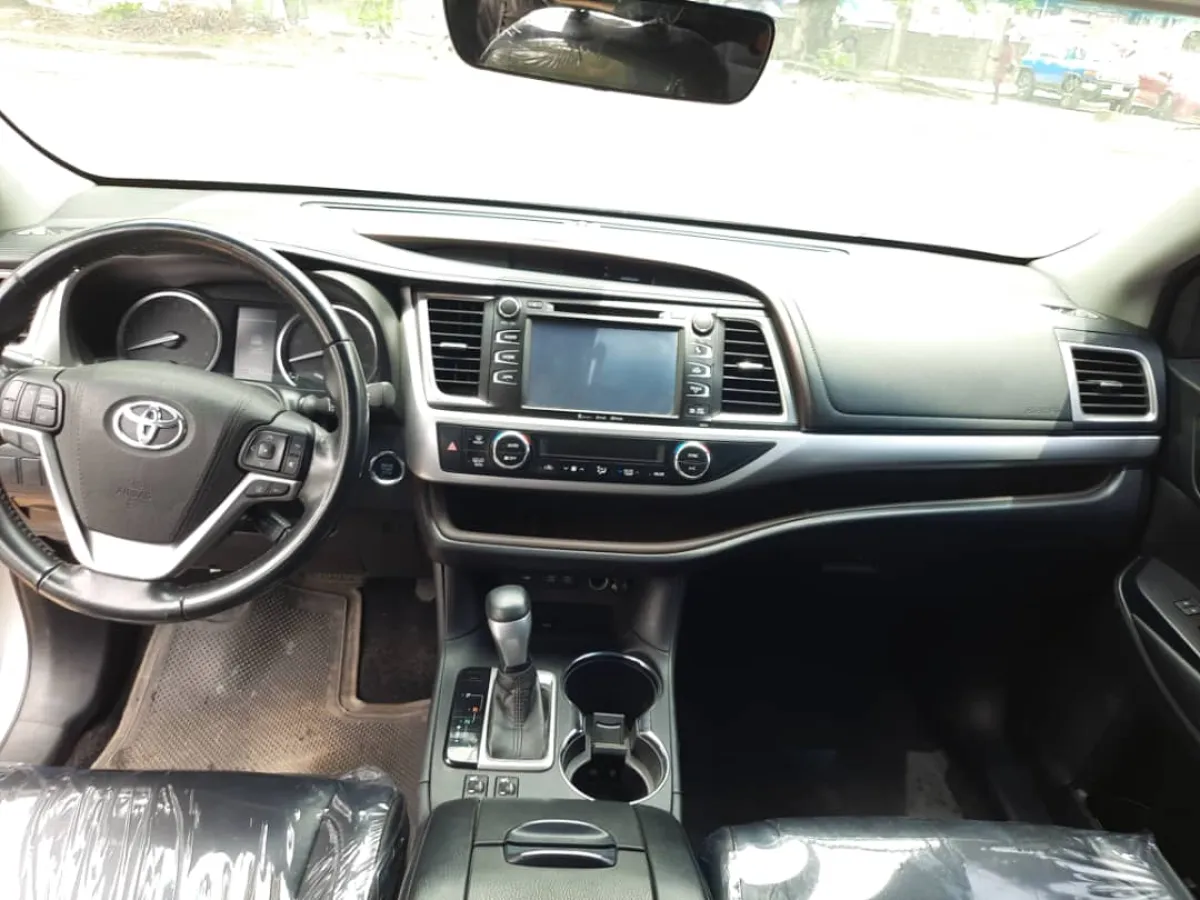 Toks 2018 Toyota Highlander XLE AWD For - Image 3