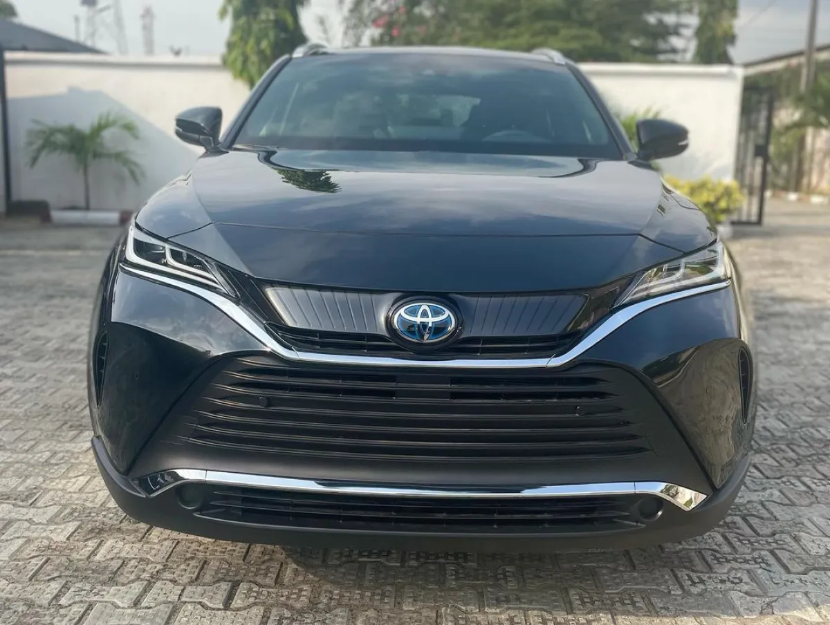 Clean Mint 2021 Toyota Venza Xle - Image 2