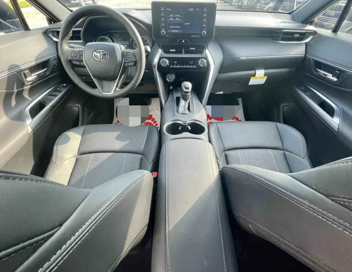 Clean Mint 2021 Toyota Venza Xle - Image 3