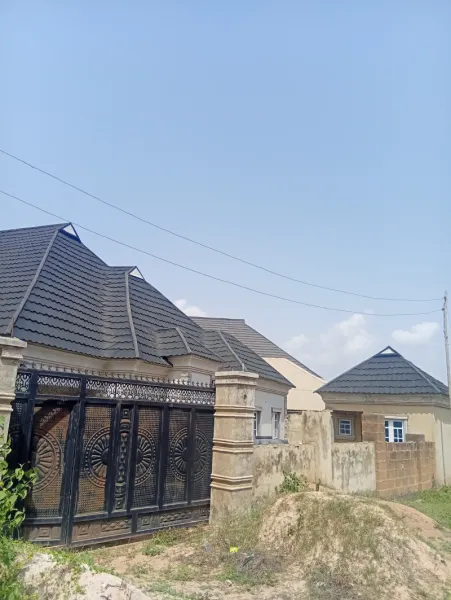 An High-class 4bedroom flat Bongalow(AmericanStyle)for quick sale inIbadan