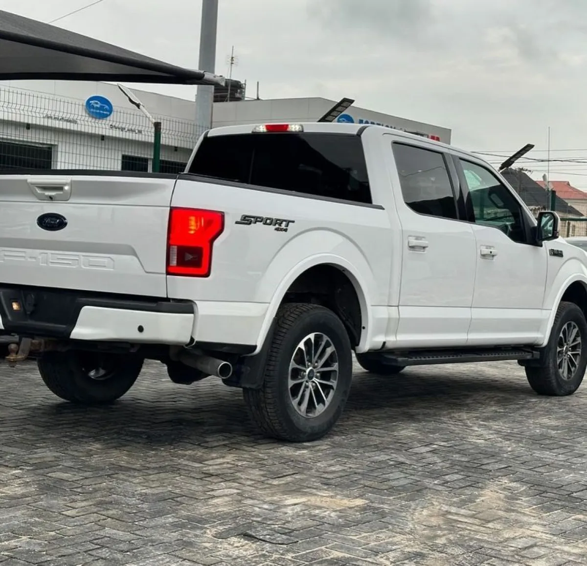 Foreign Used 2018 Ford F-150 LARIAT - Image 4