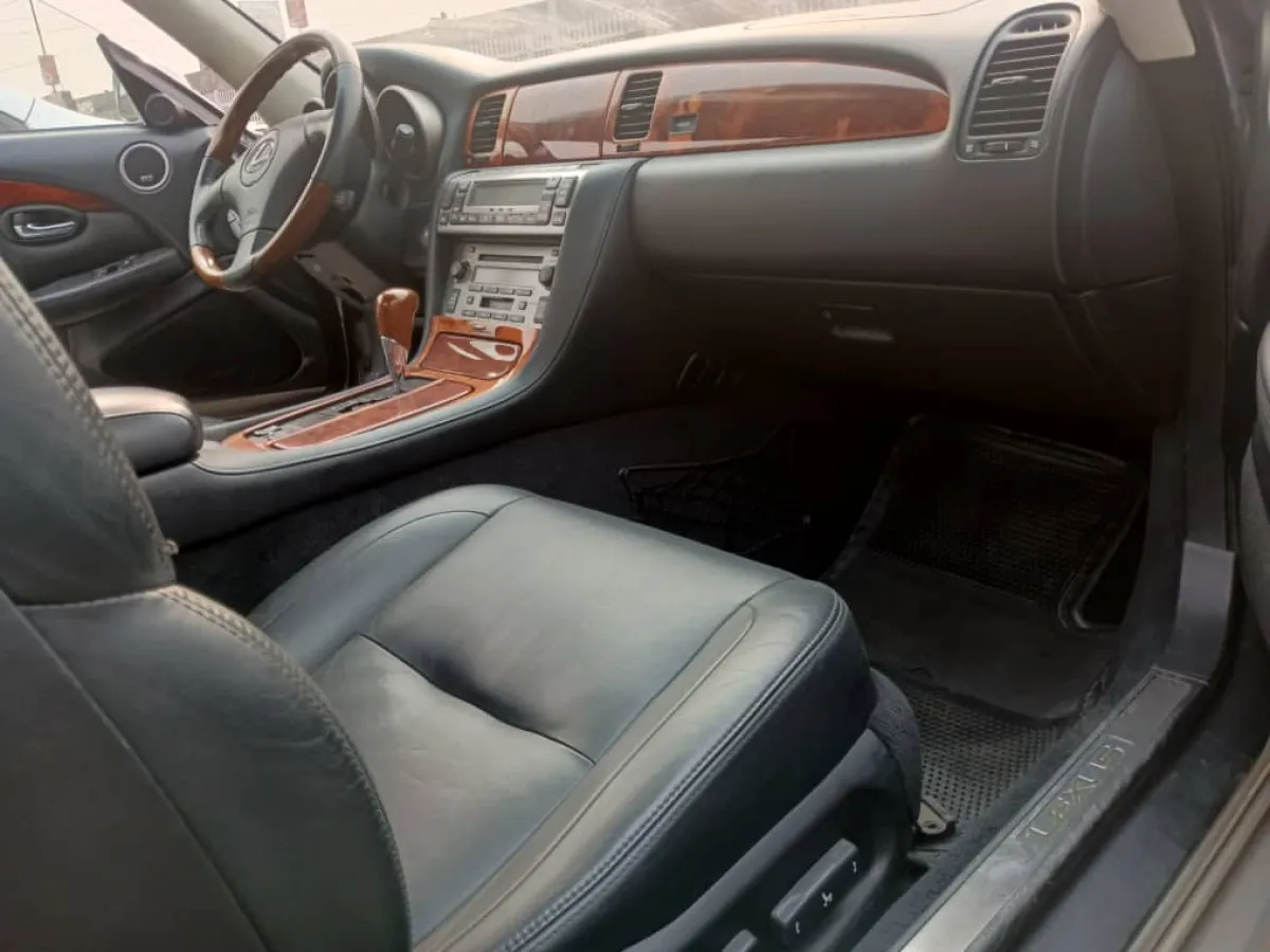 2003 Tokunbo Lexus SC430 - Image 3