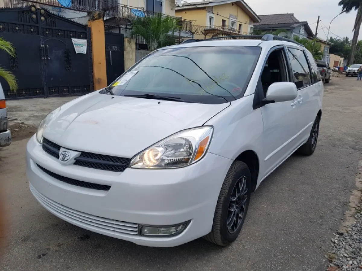 2004 TOYOTA SIENNA - Image 1