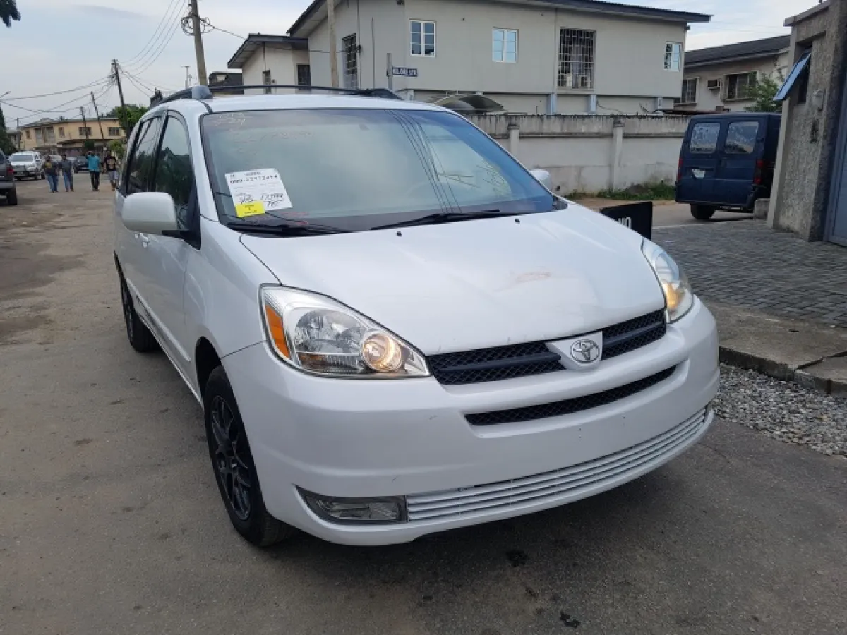 2004 TOYOTA SIENNA - Image 2